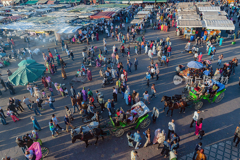 晚上Djemaa El Fna广场与库图比亚清真寺，马拉喀什，摩洛哥，北非